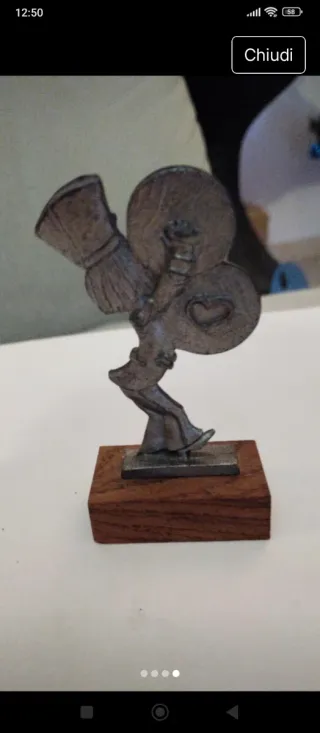 Statua vintage bambina con cuore