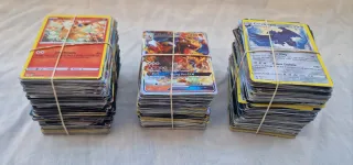 Lote 638 cartas Pokémon y caja metal