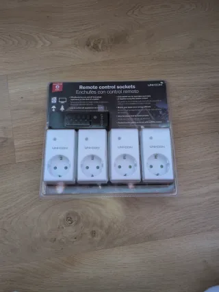 4 Enchufes Inteligentes UNI-COM con Mando