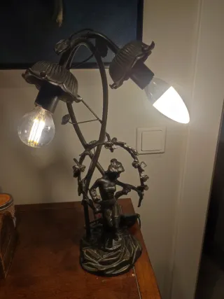 Lámpara de bronce con figura de mujer