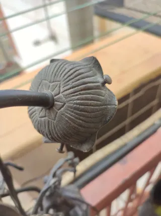 Lámpara de bronce con figura de mujer