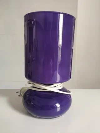 Lámpara morada de cristal y plástico