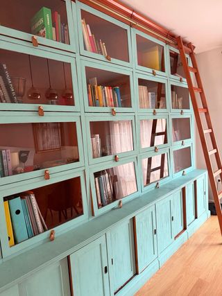 Librería de cuento con escalera