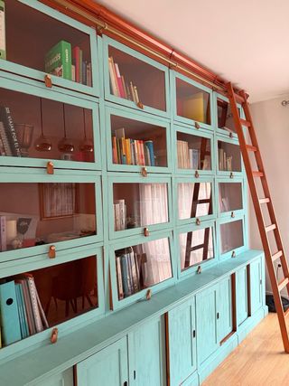 Librería de cuento con escalera