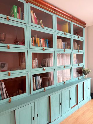 Librería de cuento con escalera