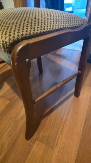 Silla de madera con asiento de tela