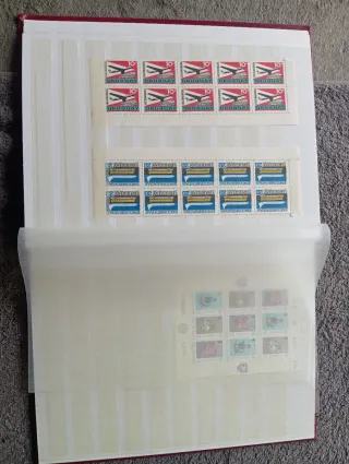 Lote de Álbum filatélico Prinz + sellos