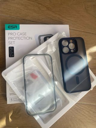 Pack Protección iPhone 15 Pro: ESR y Spigen