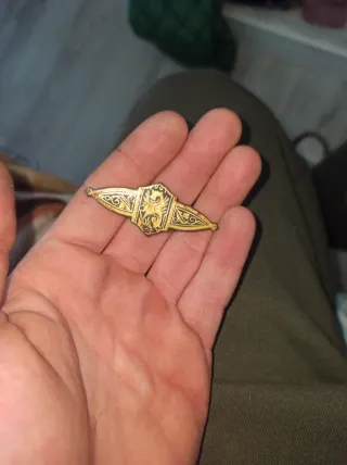 Broche antiguo dorado con diseño