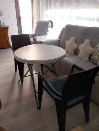 Mesa redonda PVC y 2 sillas negras REBAJADO