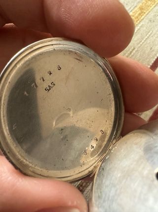 Reloj de bolsillo de plata funcionando