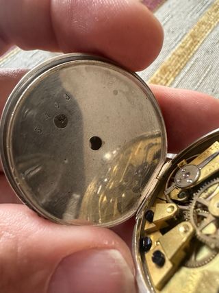 Reloj de bolsillo de plata funcionando