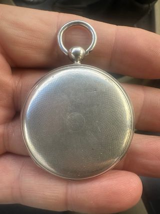 Reloj de bolsillo de plata funcionando