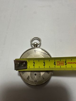 Reloj de bolsillo de plata funcionando