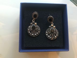 Pendientes plateados con pedrería negra