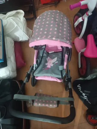 Carrito de bebé de juguete