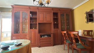 Mueble de salón de madera y cristal