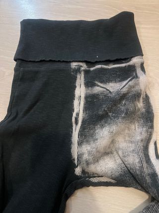 Pantalones negros y grises con estampado