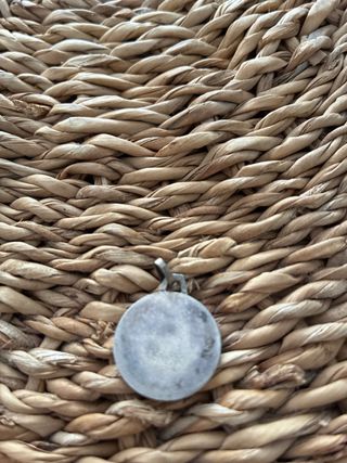 Medalla de plata con diseño de cangrejo