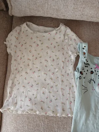 Lote 3 camisetas + 2 vestidos niña. Talla 3 años.