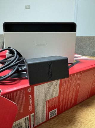Nintendo Switch OLED – Console + dock + caricatore