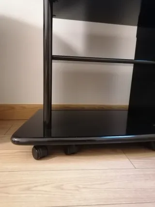 Mesa TV con ruedas negra