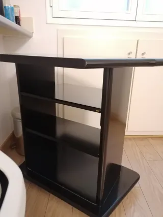 Mesa TV con ruedas negra