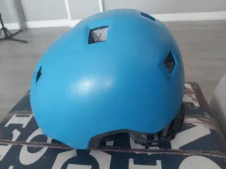 Casco azul para patines, bicicleta, patinete...