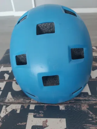 Casco azul para patines, bicicleta, patinete...