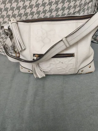 Bolso blanco con detalle le falta un poco piél