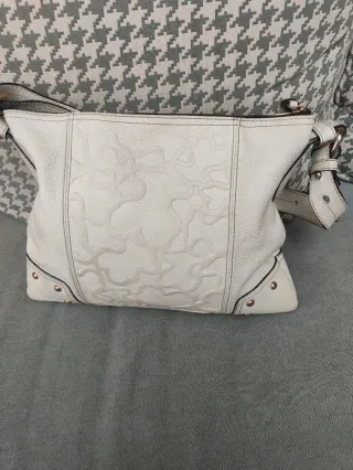 Bolso blanco con detalle le falta un poco piél