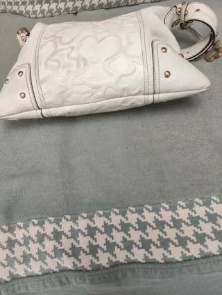 Bolso blanco con detalle le falta un poco piél