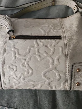 Bolso blanco con detalle le falta un poco piél