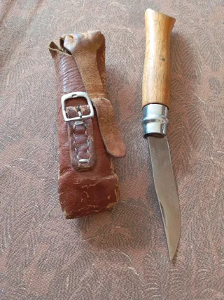 Herramienta de caza con funda de cuero artesanal