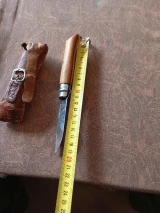 Herramienta de caza con funda de cuero artesanal