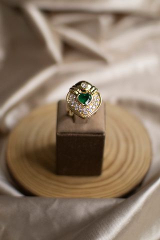 Sortija oro 18kt esmeralda corazón diamantes