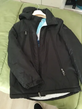 Giubbotto nero con cappuccio