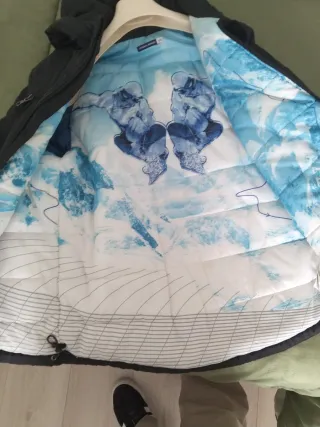 Giubbotto nero con cappuccio