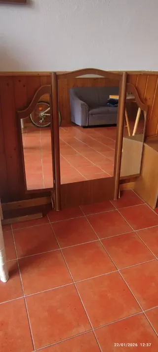 Espejo de cuerpo entero con marcos de madera