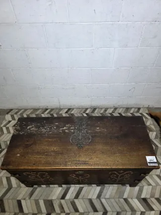 Baúl rústico madera con detalles metálicos