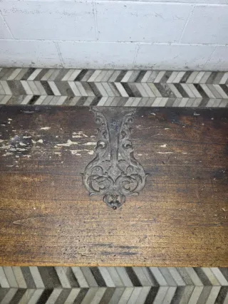 Baúl rústico madera con detalles metálicos