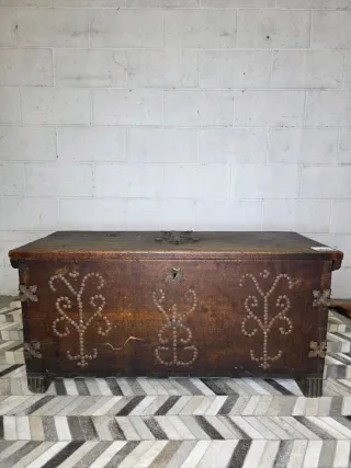 Baúl rústico madera con detalles metálicos