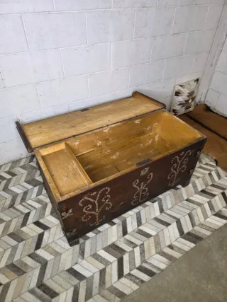 Baúl rústico madera con detalles metálicos