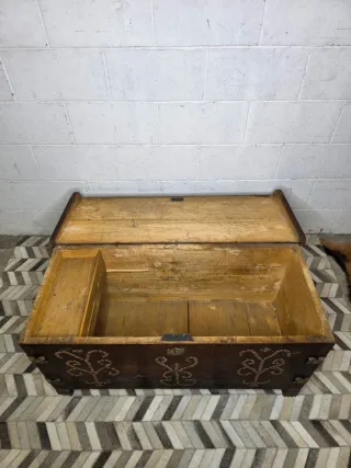 Baúl rústico madera con detalles metálicos