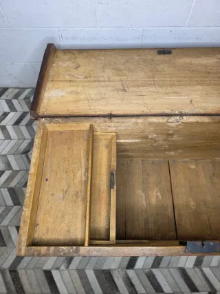 Baúl rústico madera con detalles metálicos