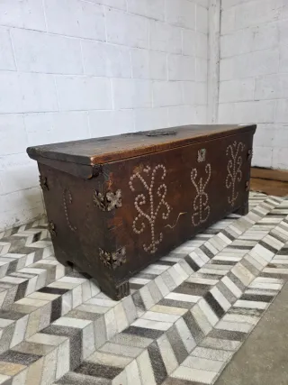 Baúl rústico madera con detalles metálicos