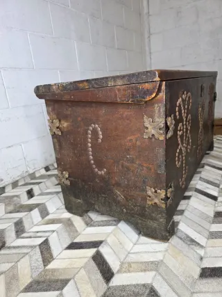 Baúl rústico madera con detalles metálicos