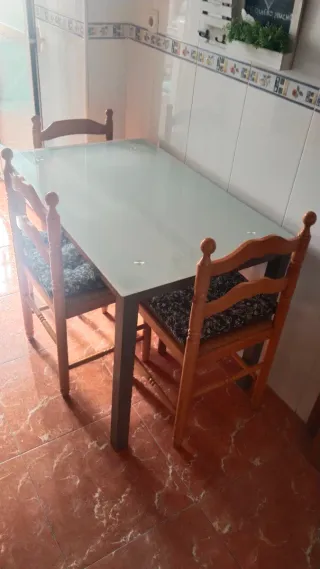 Mesa y 4 sillas cristal y madera