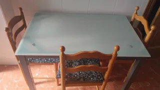 Mesa y 4 sillas cristal y madera