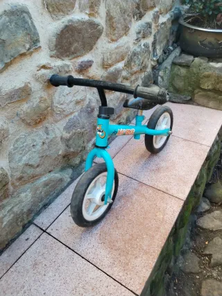Bicicleta de equilibrio azul para niños